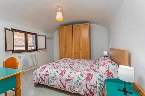 1 dormitorio con 1 cama, vestidor y escritorio en Etnea Central Home, en Catania