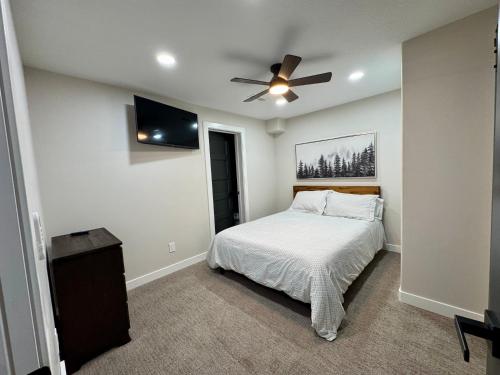 ein Schlafzimmer mit einem Bett und einem Deckenventilator in der Unterkunft Family Friendly Condo - Park City (Sleeps 8+) in Park City