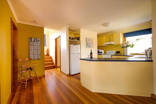 Dapur atau dapur kecil di #1 Dog friendly house OPPOSITE the BEACH