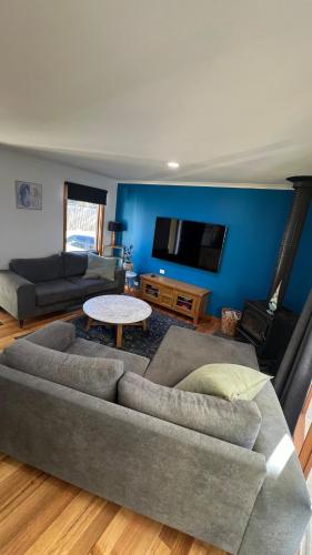 Ruang duduk di #1 Dog friendly house OPPOSITE the BEACH