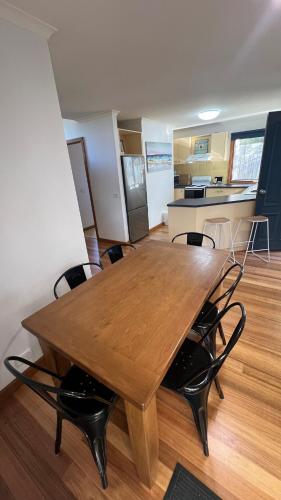 Dapur atau dapur kecil di #1 Dog friendly house OPPOSITE the BEACH