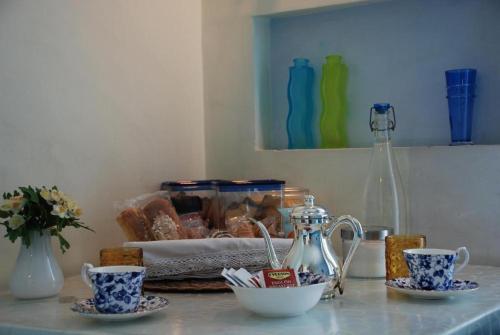 ein Tisch mit Tassen und Tassen mit Essen drauf in der Unterkunft B&B New Latt e Lett in Neapel