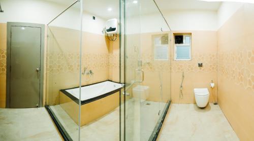 Ένα μπάνιο στο Papum Pare Jungle Resort