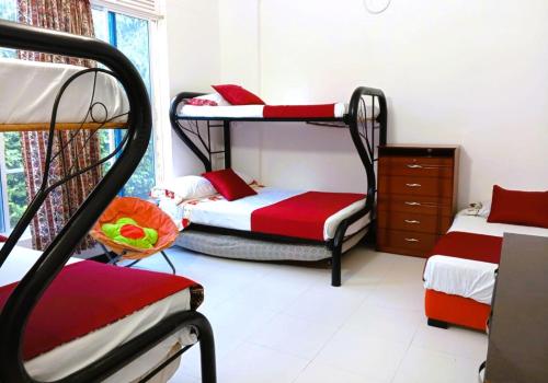 a room with two bunk beds and a window at Hermosa casa de descanso en Tocaima in Tocaima