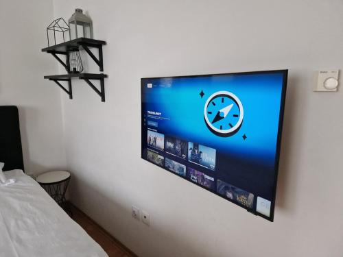 Televízia a/alebo spoločenská miestnosť v ubytovaní Apartman Welcome to Trešnjevka