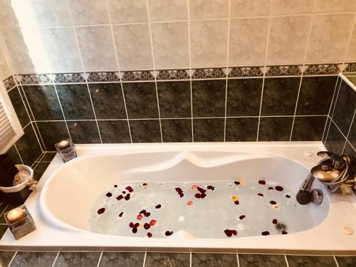 a bath tub filled with confetti in a bathroom at MAISON DE PECHEUR Vue Port - Commerces aux pieds - 1 à 5 Pers in Fécamp