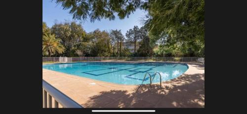 une grande piscine avec dans l'établissement Mon Eden au soleil de Saint-Tropez, à Saint-Tropez