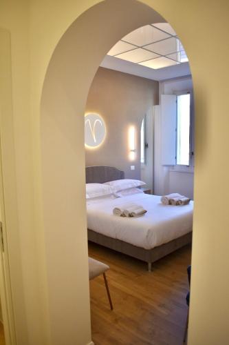 a bedroom with a bed and an archway at Cielo B&B in Crotone