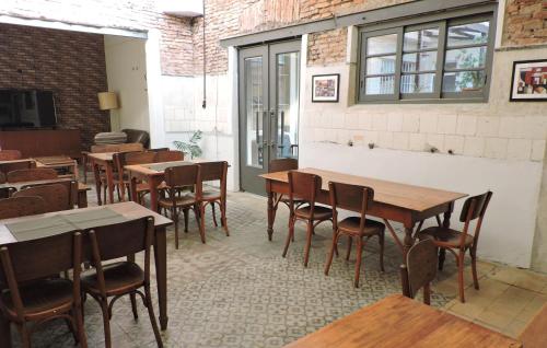 una stanza con tavoli e sedie in un ristorante di Hotel CENTRAL 33 a Treinta y Tres