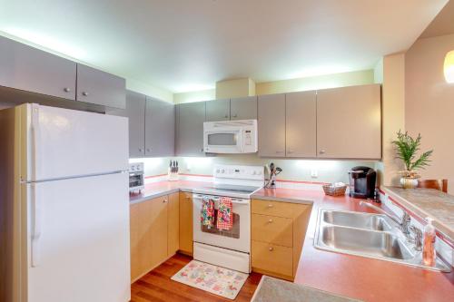 Foto dalla galleria di Walk to Lake Chelan Condo with Pool Access a Chelan