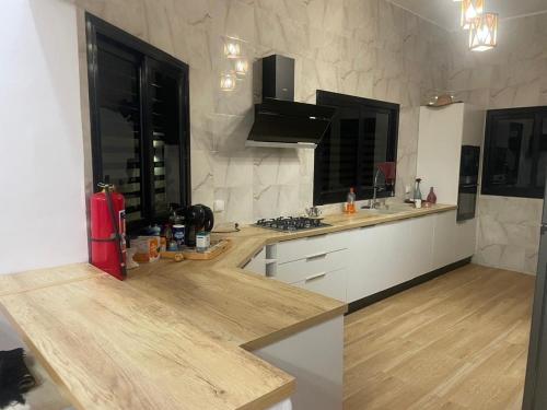 Una cocina con encimera de madera en una habitación. en Villa Cissé, en Saly Portudal