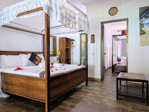 Un pat sau paturi într-o cameră la Blue Tides Hotel