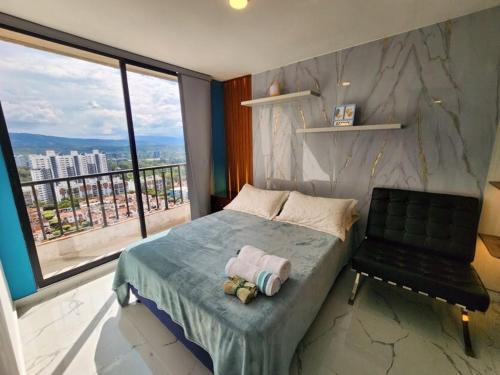 a bedroom with a bed and a large window at 1909 Luxury Cerca Clínica Foscal & Ardila Lulle in Floridablanca
