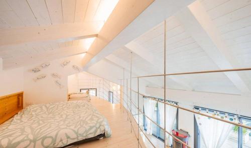A bed or beds in a room at Appartamento Spotorno con ampio terrazzo attrezzato anche con angolo cottura