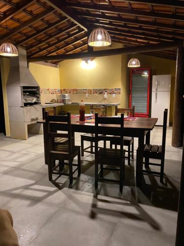a dining room with a table and chairs in a kitchen at Recanto da Floresta - Casa de campo em Secretário in Petrópolis