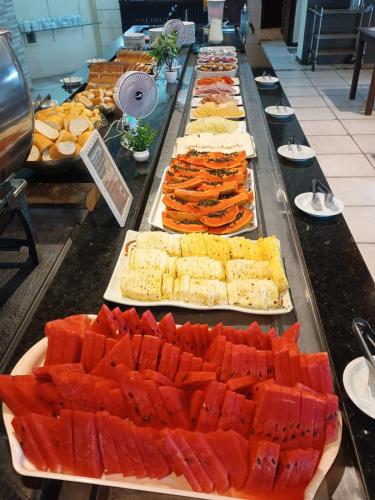 ein Buffet mit vielen verschiedenen Speisen in der Unterkunft Ilha flat hotel suíte Swaenen in Ilhabela