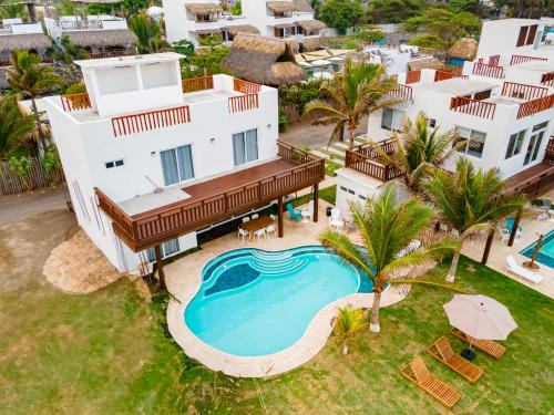 La alberca dentro o cerca de BungaLoose Casa Pipeline Oceanfront