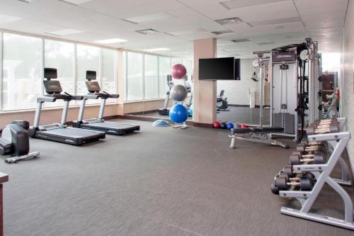 Fitness centrum a/nebo fitness zařízení v ubytování Courtyard by Marriott DeLand Historic Downtown