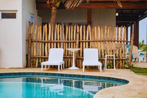 La alberca dentro o cerca de BungaLoose Casa Pipeline Oceanfront