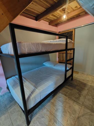 a bunk bed room with two bunk beds at Sierra Bonita in Santa Marta