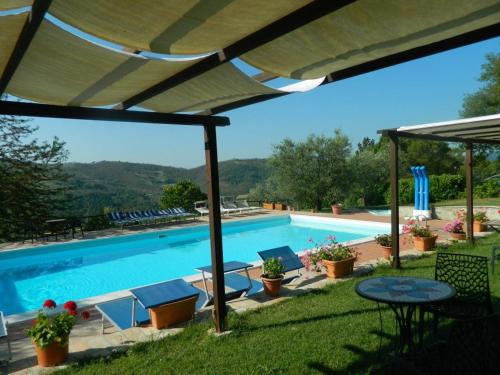 Bazén v ubytovaní Agriturismo Il Monte - Piscina tra gli Ulivi, Maneggio con Cavalli e WIFI alebo v jeho blízkosti