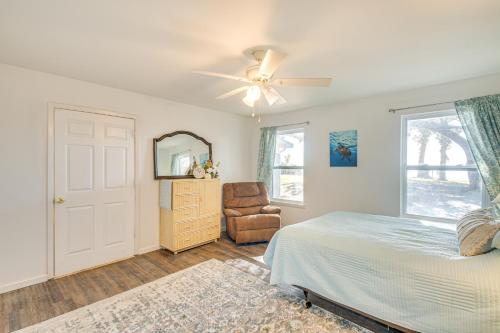 Letto o letti in una camera di Private Patio and Hot Tub Bayside Home in Pace!