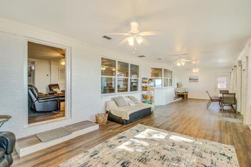 Area soggiorno di Private Patio and Hot Tub Bayside Home in Pace!