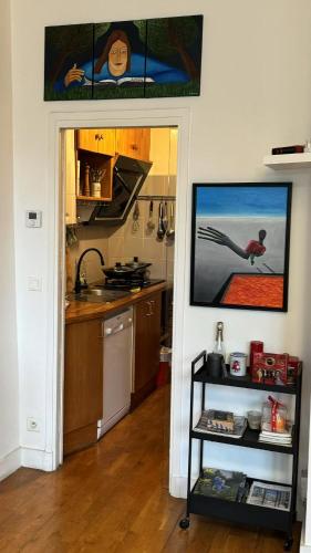 une cuisine avec un évier et un plan de travail dans l'établissement Artist Rooms Paris, à Paris