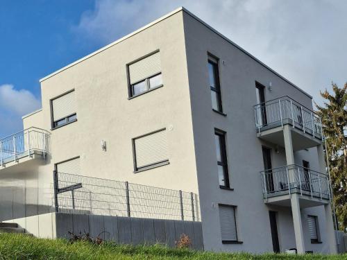 a building with balconies on the side of it at Apartments Seibel Doppel-Zweibettzimmer mit Balkon in Reutlingen
