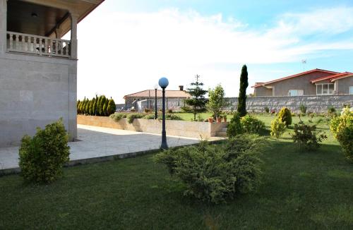 a yard with a street light in the grass at Pensión Residencia A Cruzán in Noalla