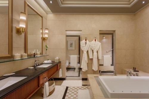 ムンバイにあるITC Grand Central, a Luxury Collection Hotel, Mumbaiのバスルーム(バスタブ、シンク2台、バスタブ付)
