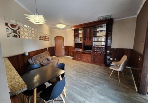Χώρος καθιστικού στο Flat em Hotel com Estacionamento Grátis e Piscina