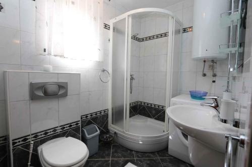 Un baño con ducha, inodoro y lavabo. en Apartment in Klimno - Insel Krk 51052, en Klimno