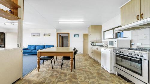 Η κουζίνα ή μικρή κουζίνα στο Minnie Water Beach House