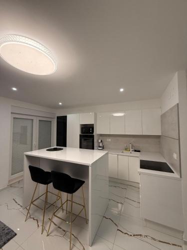 Luxury Oasis With Private Pool & Parking