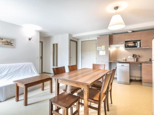 une cuisine et une salle à manger avec une table et des chaises en bois dans l'établissement Chalet in Gresse-en-Vercors near Nature Park, à Gresse-en-Vercors