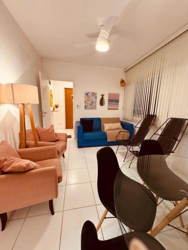 a living room with a blue couch and chairs at AP localização é tudo Pitangueiras in Guarujá