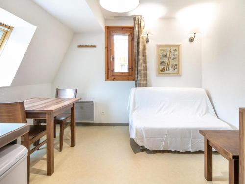 une chambre avec un lit, un bureau et une table dans l'établissement Chalet in Gresse-en-Vercors near Ski Slopes, à Gresse-en-Vercors