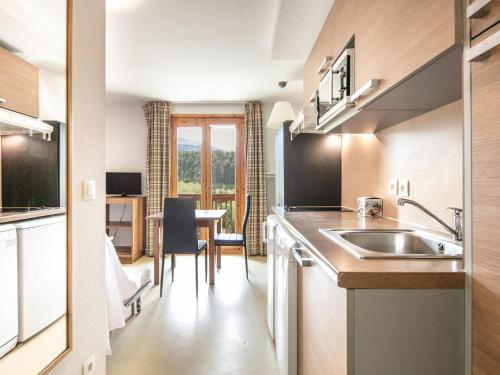 - une cuisine avec un évier et une table dans l'établissement Chalet in Gresse-en-Vercors near Ski Slopes, à Gresse-en-Vercors