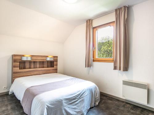 une chambre avec un lit et une fenêtre dans l'établissement Chalet Retreat Near Slopes, à Gresse-en-Vercors