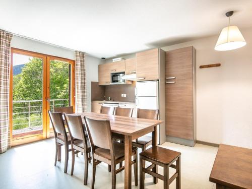 une cuisine et une salle à manger avec une table et des chaises en bois dans l'établissement Chalet Retreat Near Slopes, à Gresse-en-Vercors