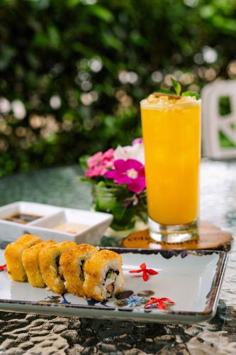 a tray with sushi and a drink on a table at Colina de Montalva in Tarapoto