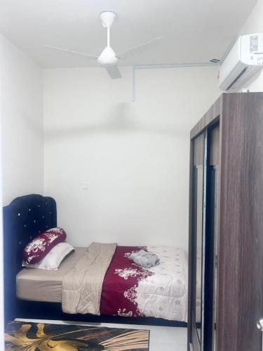 Ένα ή περισσότερα κρεβάτια σε δωμάτιο στο Qaisara homestay near KLIA, Splashmania PICC putrajaya & cyberjaya