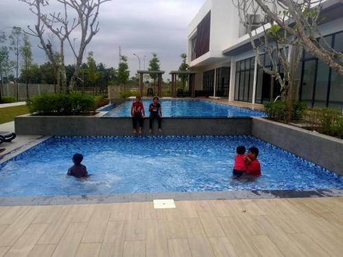 Πισίνα στο ή κοντά στο Qaisara homestay near KLIA, Splashmania PICC putrajaya & cyberjaya