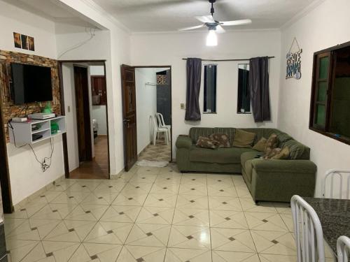 una sala de estar con 2 perros en un sofá en Casa de Praia Ubatuba, en Ubatuba