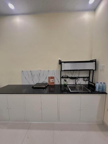 a kitchen with a counter top and a sink at Hùng Nam House in Khu Chi Lăng