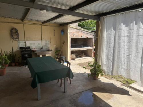 a kitchen with a green table in a garage at la casa de la abuela in San Pedro