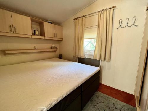 Ένα ή περισσότερα κρεβάτια σε δωμάτιο στο Small family chalet close to beach