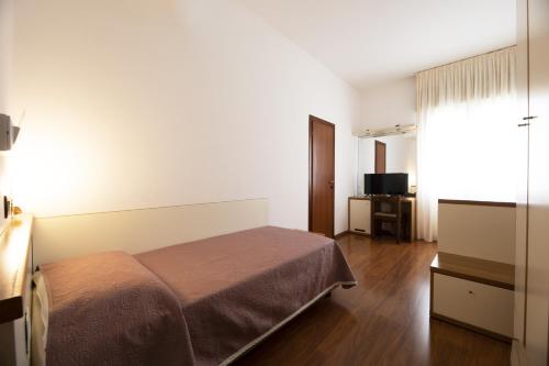 a hotel room with a bed and a television at Hotel Vienna in Marghera
