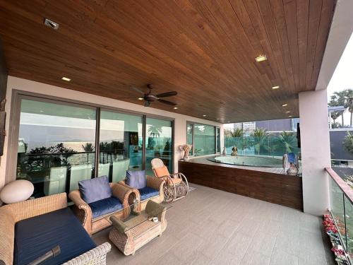 Kolam renang di atau dekat dengan Luxury Beachfront Condo with Ocean Views